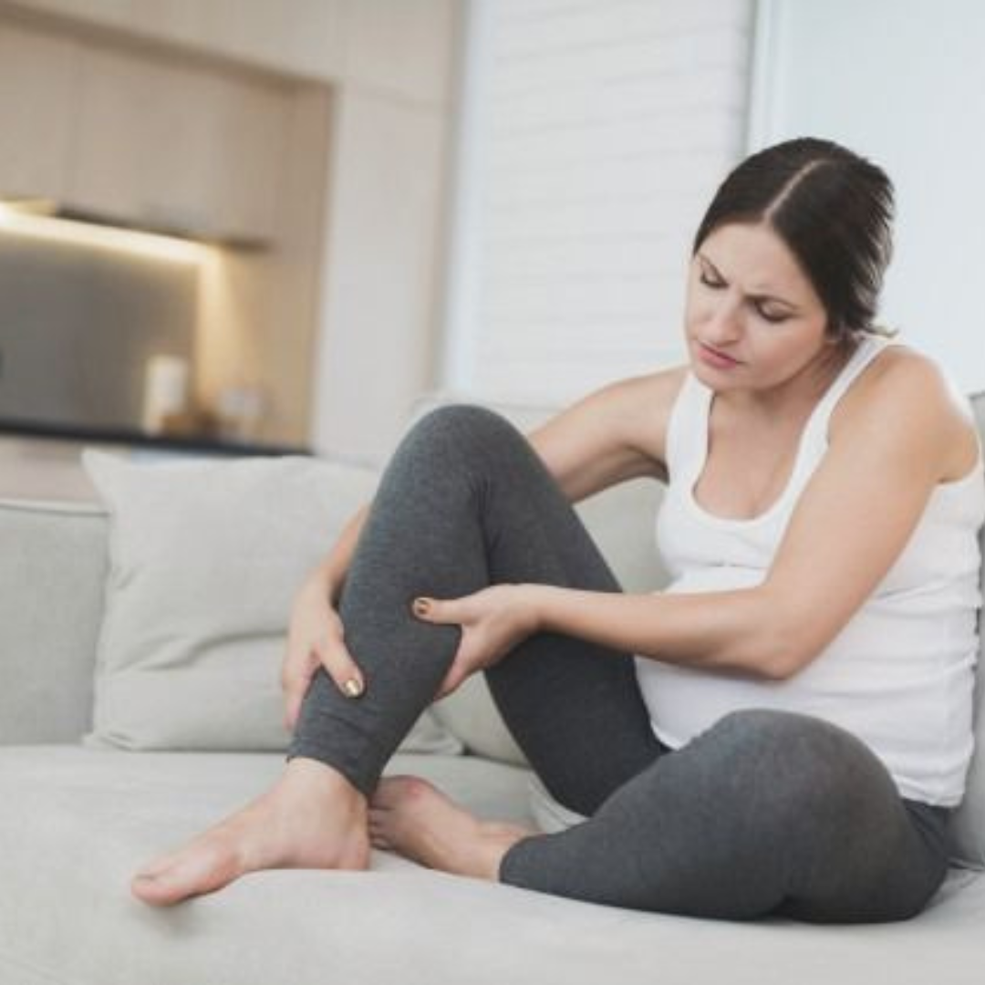 Jambes lourdes : causes, symptômes et solutions naturelles