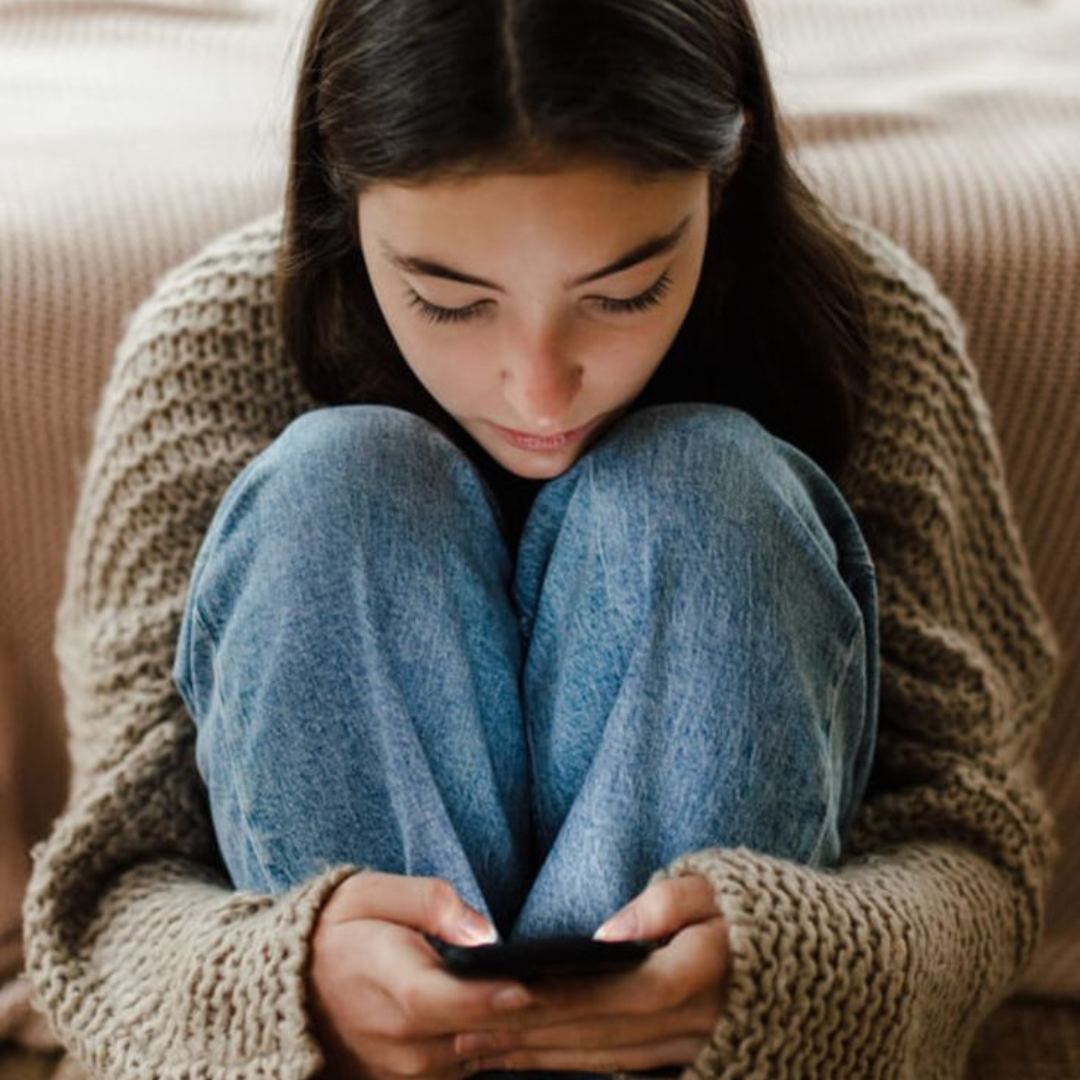 Ados et réseaux sociaux : anxiété, comparaison et harcèlement, comment les Fleurs de Bach peuvent accompagner les émotions ?
