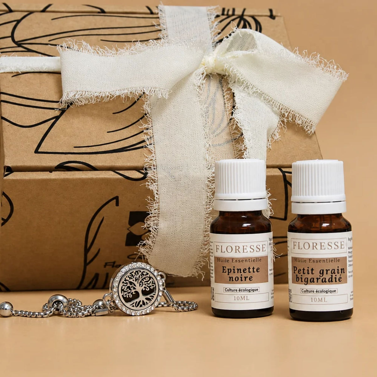 Bracelet diffuseur et duo d'huiles essentielles présentés dans leur coffret cadeau.
