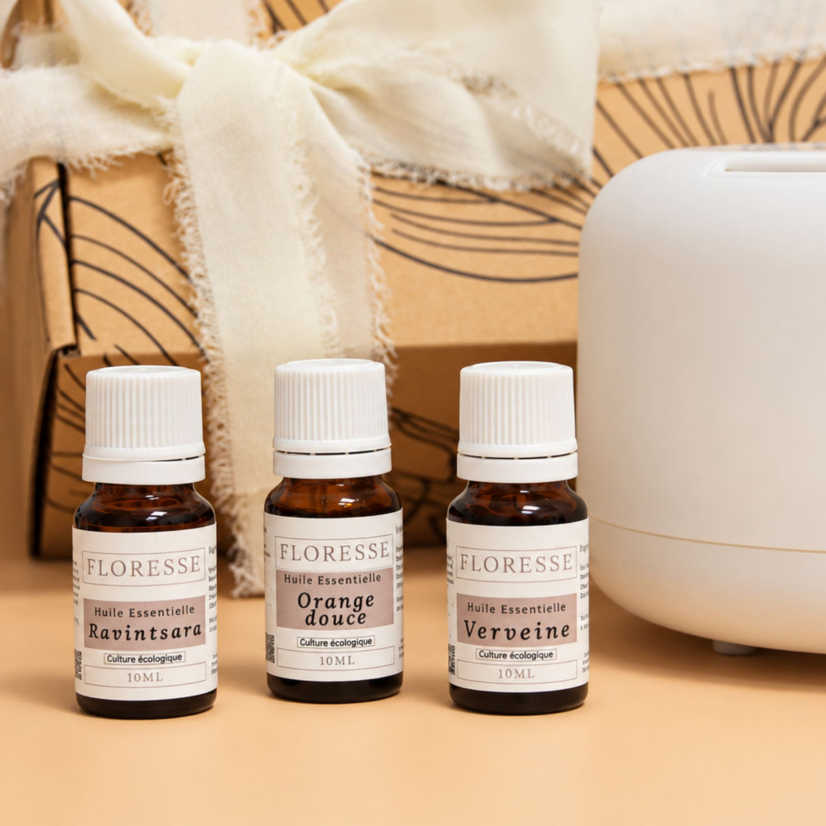 Diffuseur et trio d'huiles essentielles présentés dans leur coffret cadeau.