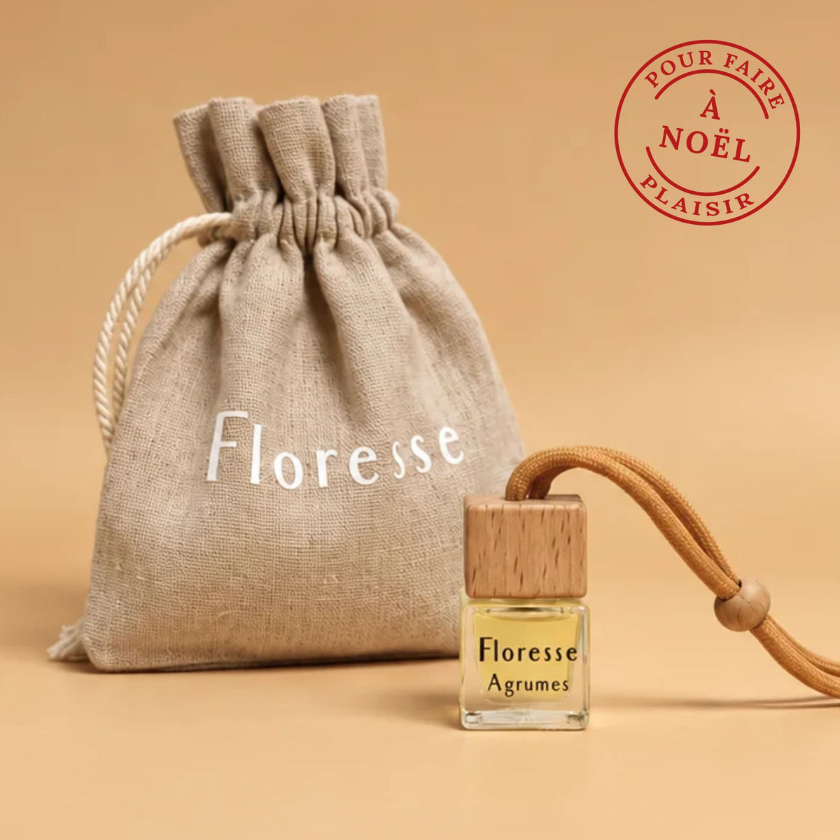 Diffuseur d'huiles essentielles pour voiture de 6 ml présenté avec son pochon de rangement en tissu.