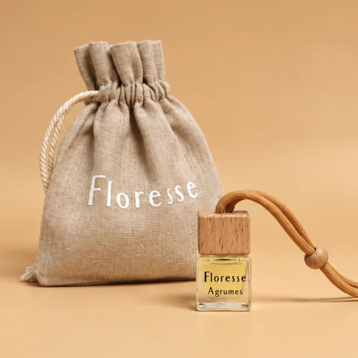 Diffuseur d'huiles essentielles pour voiture de 6 ml présenté avec son pochon de rangement en tissu.