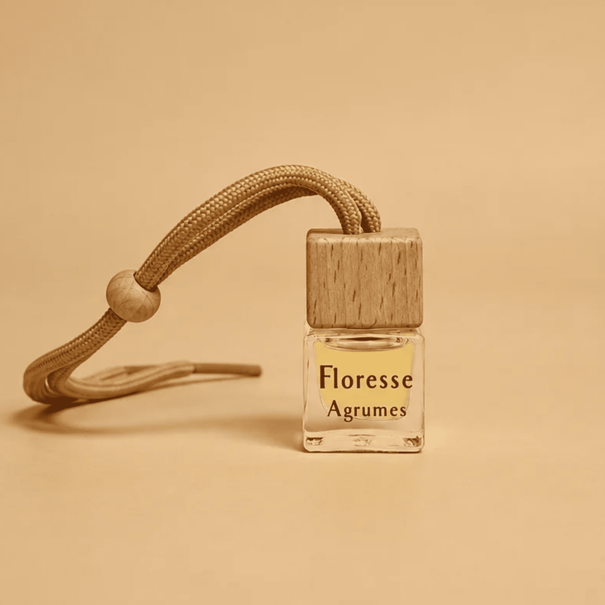 Petit diffuseur d'huiles essentielles pour voiture de 6 ml en verre avec bouchon en bois et cordon d'attache.