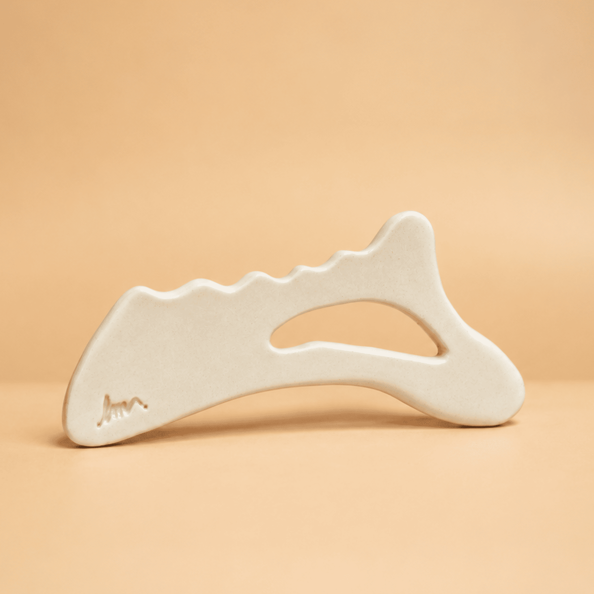 Gua Sha corps en céramique émaillée fait main par une artisane pour massage drainant et tonifiant