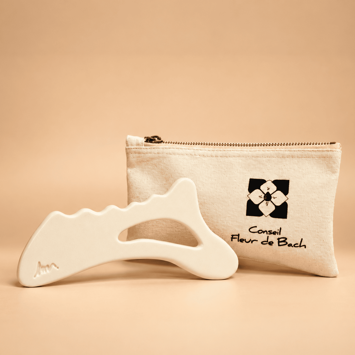 Gua Sha corps en céramique fait main présenté avec sa trousse en coton organique
