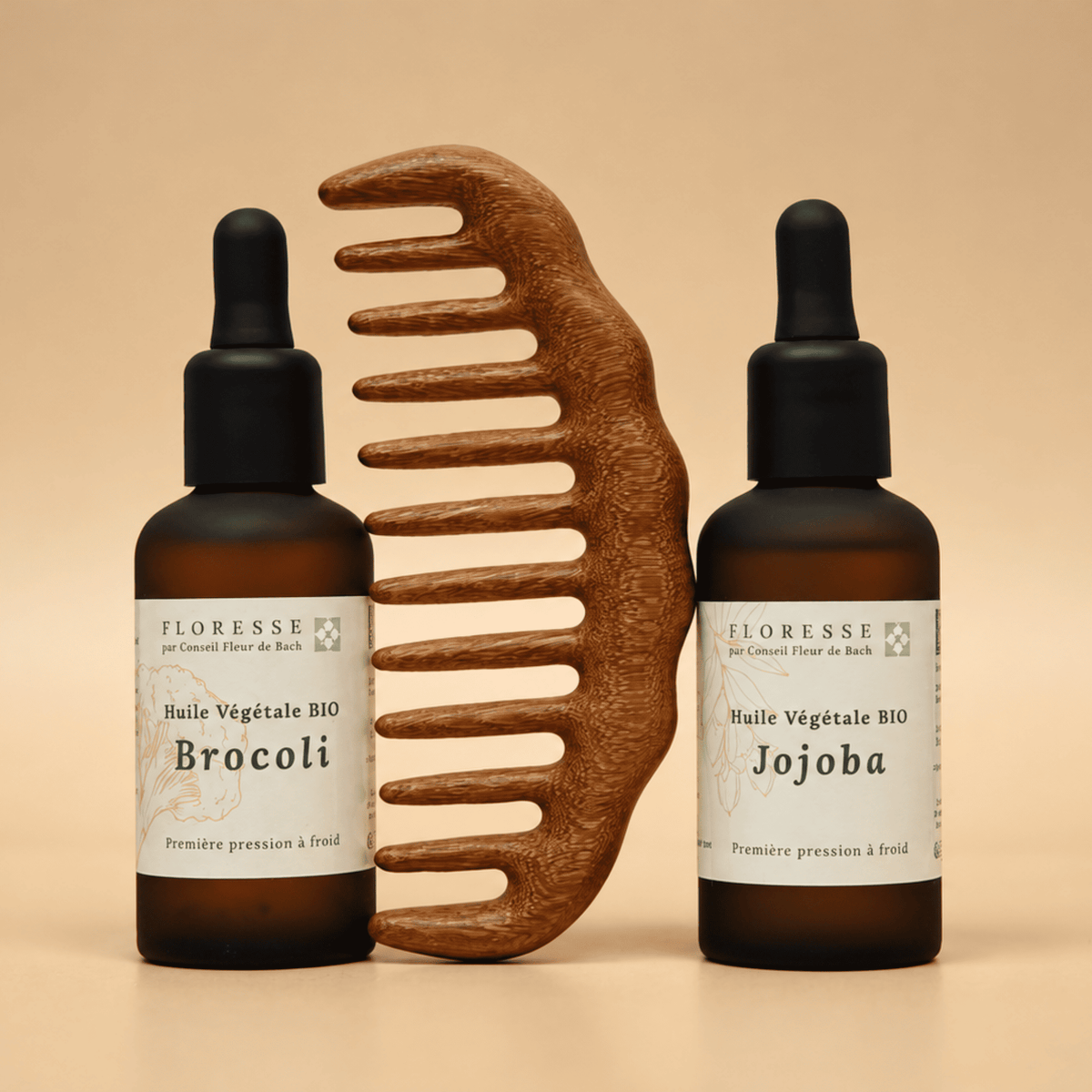 Duo d'huiles végétales bio de brocoli et jojoba accompagnées d'un peigne en bois pour nourrir et gainer les cheveux.