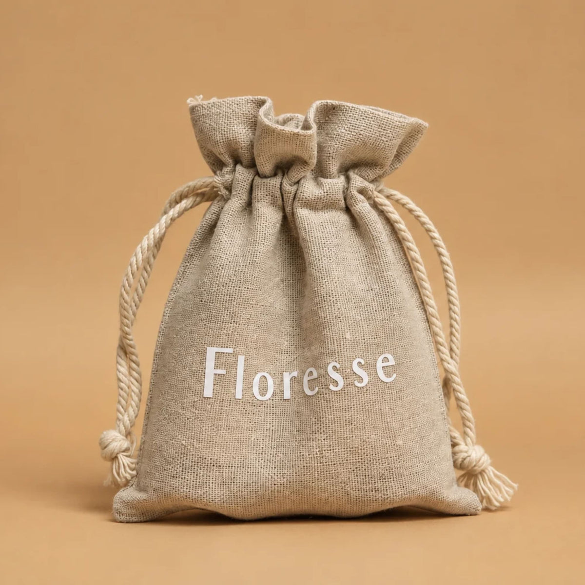 Pochon cadeau élégant en tissu pour emballer vos soins naturels et rituels.