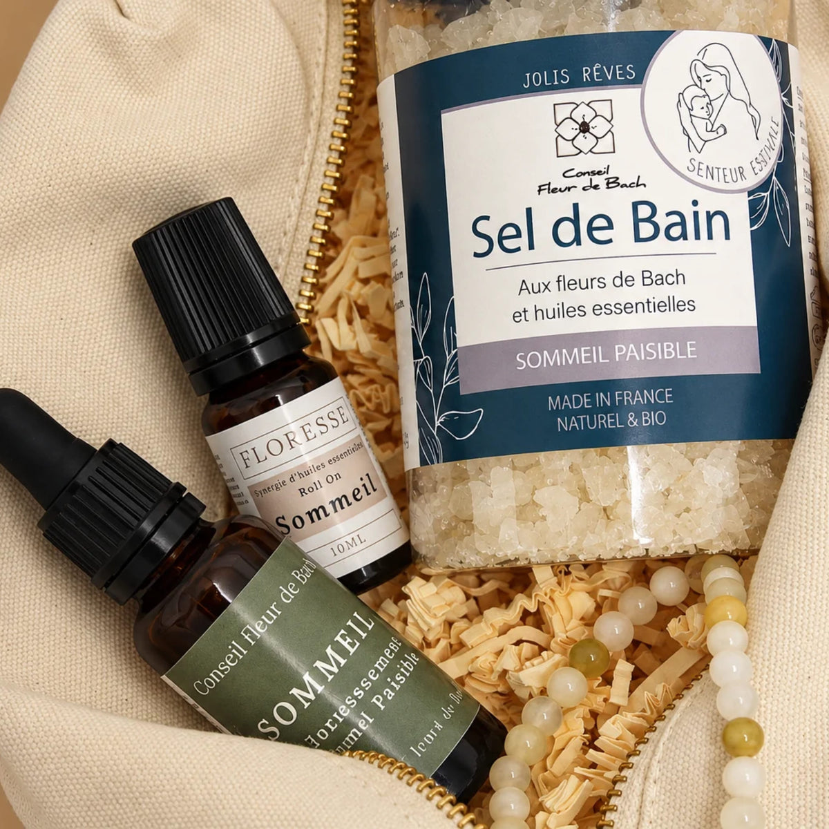 Fleur de Bach, roll-on et sel de bain apaisant rangés dans leur trousse.
