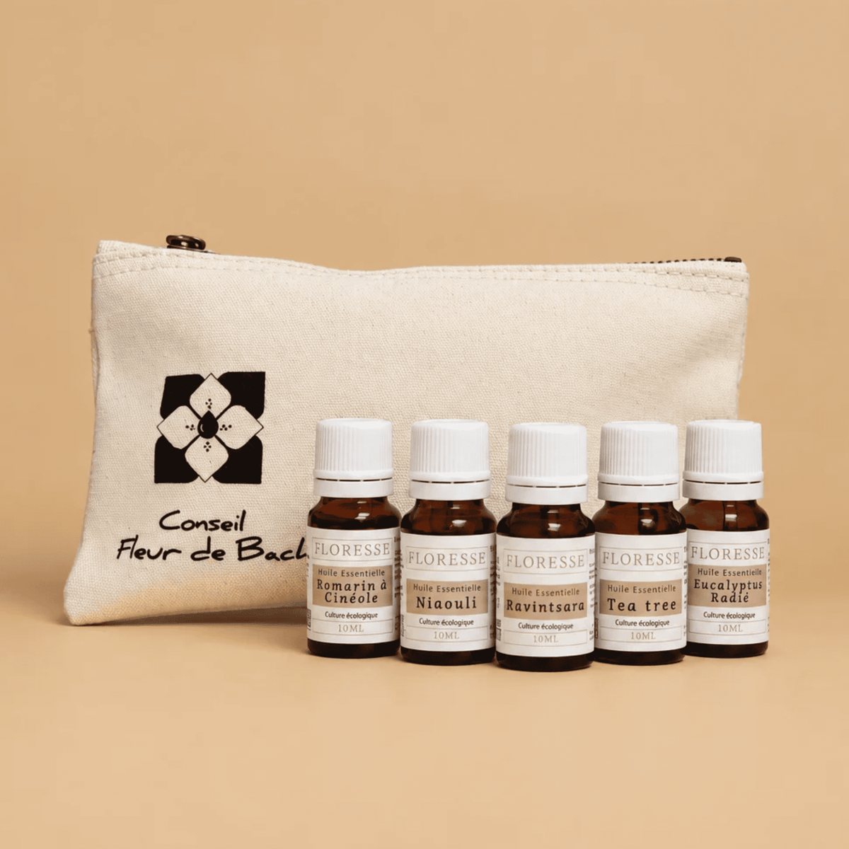 Trousse nomade en coton biologique contenant le lot des 5 huiles essentielles assainissantes et purifiantes.