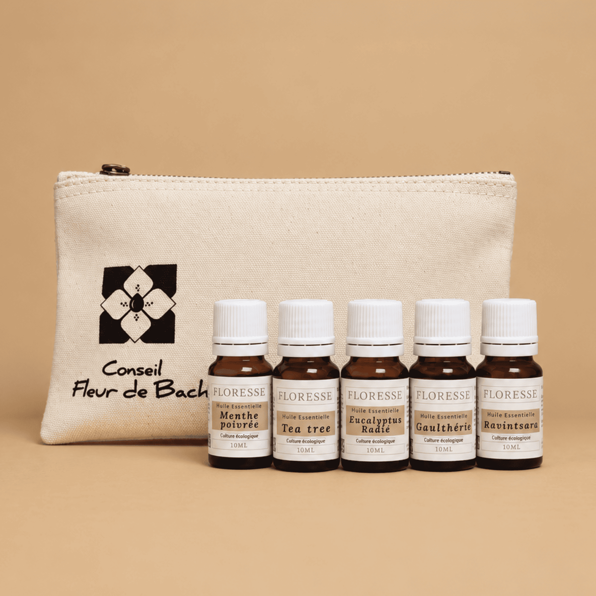 Trousse nomade en coton biologique avec le lot des 5 huiles essentielles indispensables du quotidien.