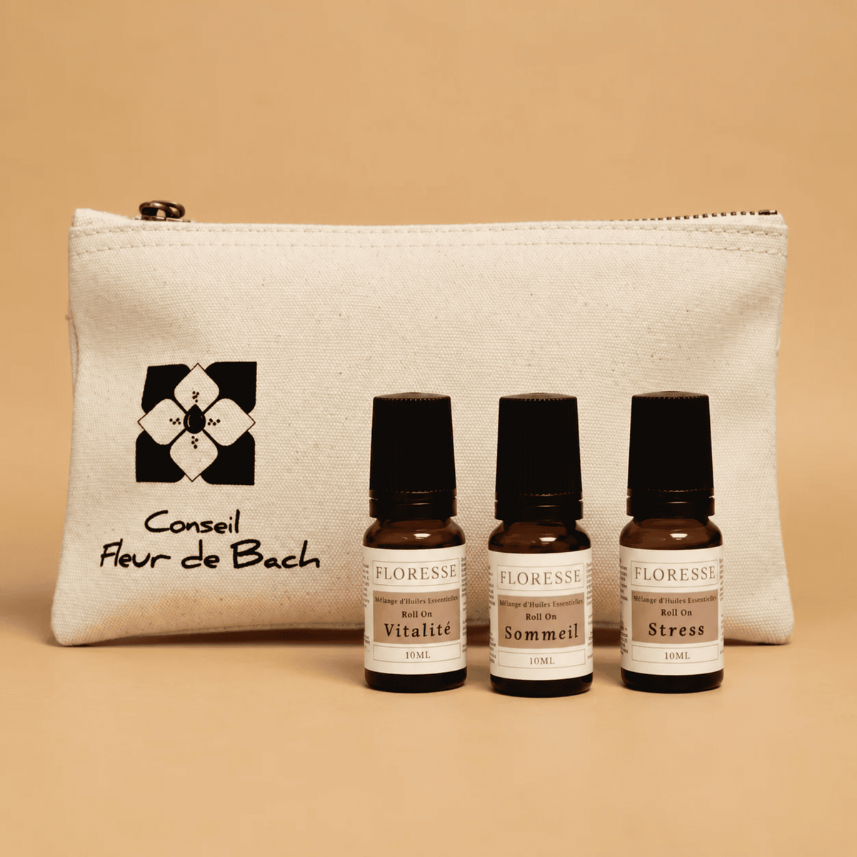 Trousse en tissu avec le trio de roll-ons aux huiles essentielles Stress, Sommeil et Vitalité disposés devant.